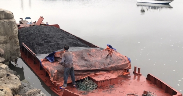 Quảng Ninh: Bắt giữ tàu vỏ thép chở hàng chục tấn than cám trái phép