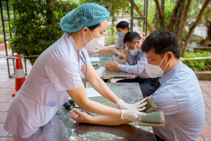 Anh: Mạc Văn Thắng (ban chỉ đạo phòng dịch xã Phúc Thành) được cán bộ y tế kiểm tra huyết áp.