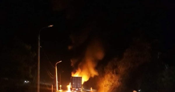 Quảng Ninh: Xe container cháy ngùn ngụt trên quốc lộ 18, tài xế may mắn thoát nạn