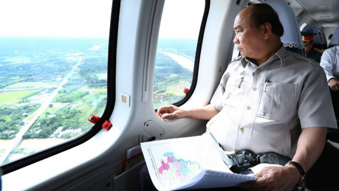 Thủ tướng Nguyễn Xuân Phúc thị sát vùng ĐBSCL bằng trực thăng. Ảnh: TTXVN