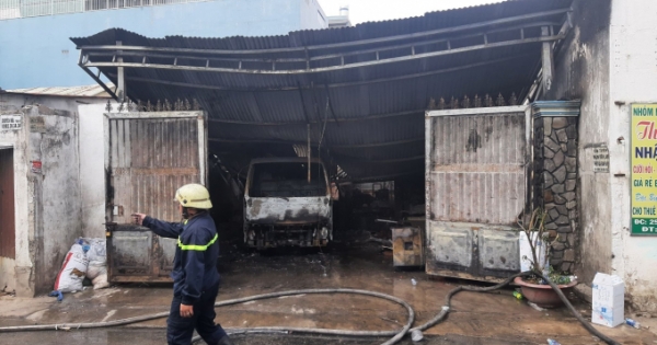 Cháy xưởng trong hẻm sâu, nhiều tài sản bị thiêu rụi ở TP HCM
