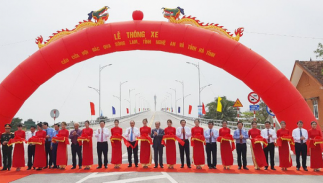 Thủ tướng dự cắt băng khánh thành Lễ thông xe cầu Cửa Hội bắc qua sông Lam