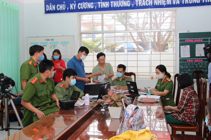 Đội Cảnh sát Quản lý hành chính về trật tự xã hội Công an thành phố Long Xuyên tổ chức cấp căn cước công dân tại Trường Trung học cơ sở Bình Khánh.