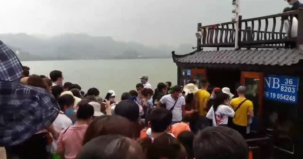 Video: Biển người chen lấn tại bến tàu thuộc ngôi chùa lớn nhất Đông Nam Á