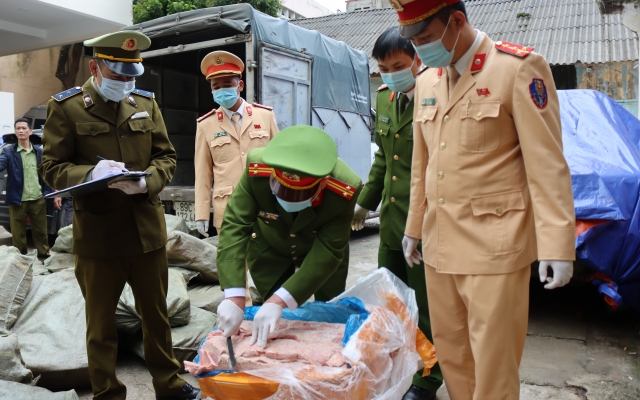 Thu giữ 3,3 tấn nầm lợn xuất hiện nấm mốc trên tuyến Lạng Sơn - Bắc Giang