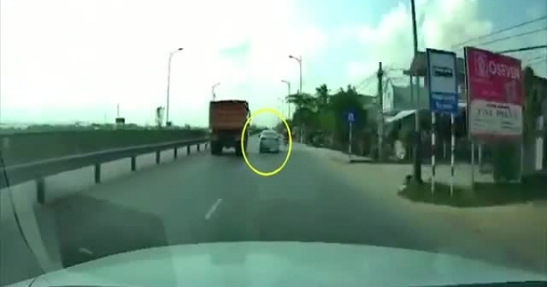 Video: Ô tô con tạt đầu xe tải, hậu quả cả hai "trèo" lên dải phân cách