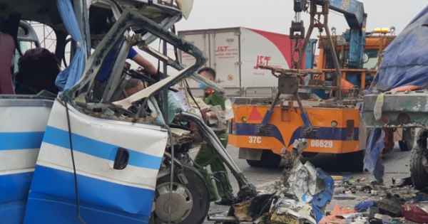 Hiện trường vụ tai nạn kinh hoàng ở Nghệ An khiến nhiều người thương vong