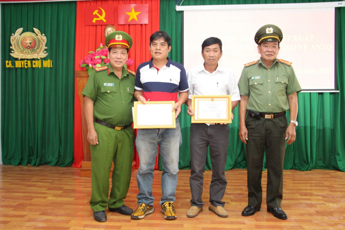 Lãnh đạo Phòng Xây dựng phong trào bảo vệ an ninh Tổ quốc và lãnh đạo địa phương trao thưởng cho 2 Hiệp sĩ đường phố (ông Hải thứ 2 bên trái).