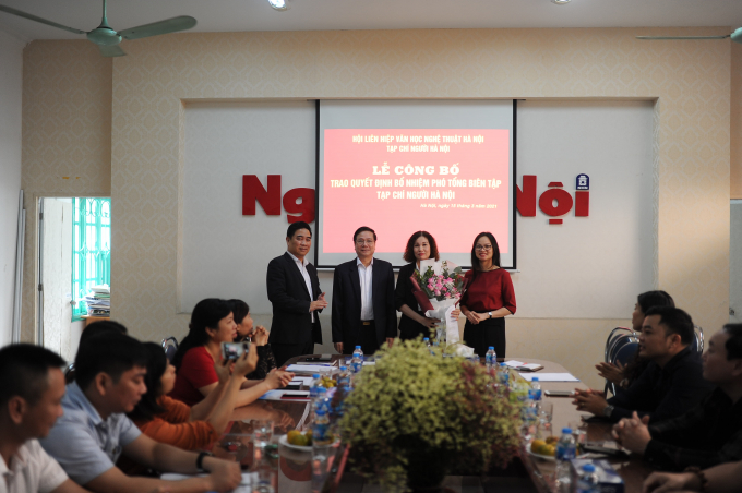 NSND Trần Quốc Chiêm - Bí thư Đảng Đoàn, Chủ tịch Hội Liên hiệp Văn học Nghệ thuật Hà Nội trao Quyết định bổ nhiệm cho Nhà báo Tạ Thị Thu Hà.