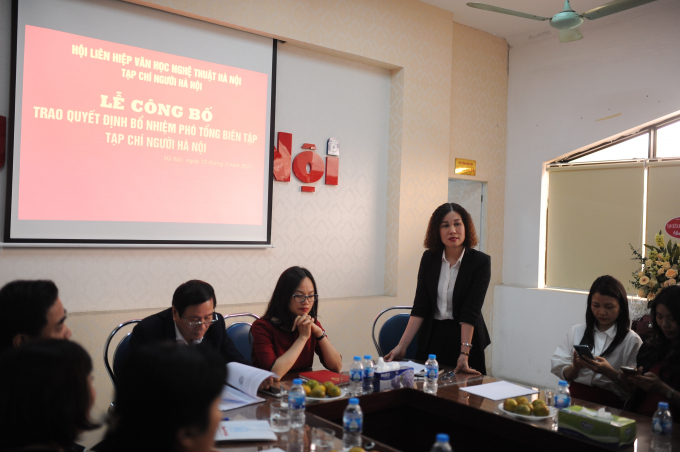 Nhà báo Tạ Thị Thu Hà - tân Phó Tổng Biên tập Tạp chí Người Hà Nội phát biểu nhận nhiệm vụ mới.