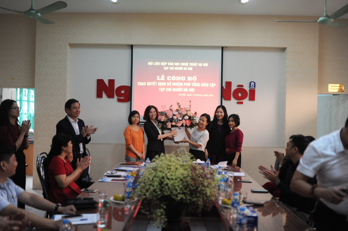 Đại diện cán bộ, biên tập viên, phóng viên các phòng ban của Tạp chí Người Hà Nội chúc mừng tân Phó Tổng Biên tập Tạp chí Người Hà Nội.