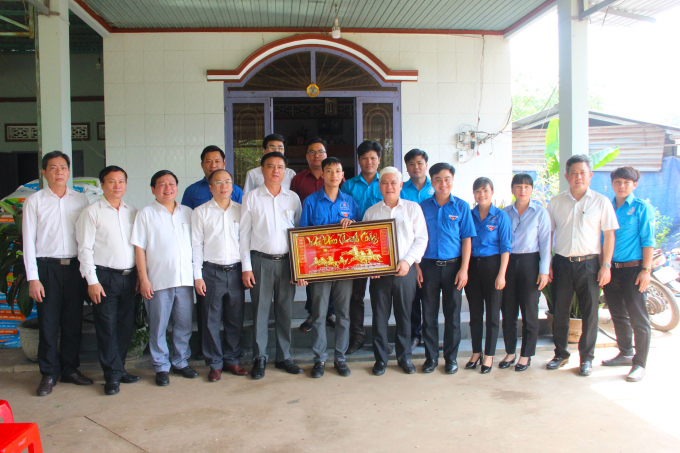 Bí thư Tỉnh ủy Bình Phước Nguyễn Văn Lợi (hàng đầu, thứ sáu, từ phải sang) tặng bức trướng mang dòng chữ “Mã đáo thành công” cho thanh niên Nguyễn Hải Văn