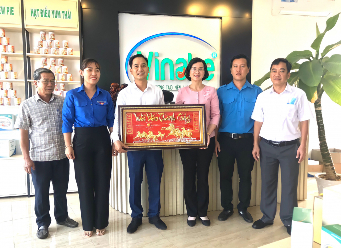 Phó Chủ tịch UBND tỉnh Bình Phước Trần Tuyết Minh (thứ ba, từ phải sang) thăm, động viên Công ty TNHH Vinahe