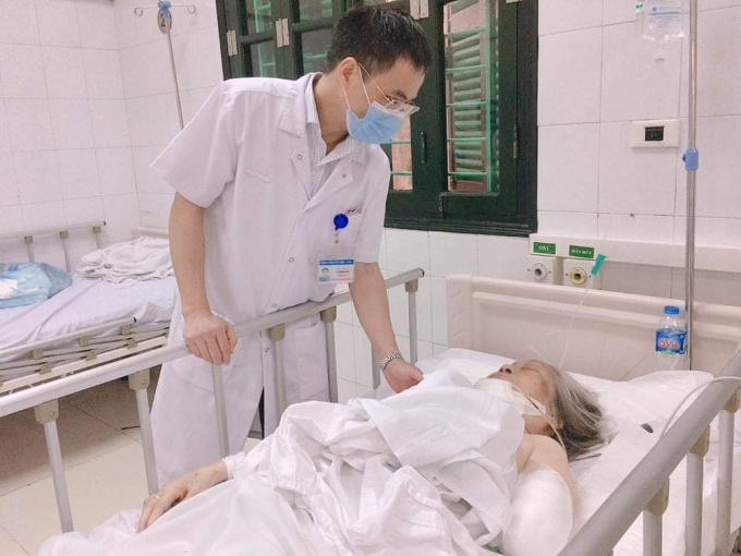 TS.BS Lê Mạnh Sơn – Trưởng khoa Phẫu thuật Chấn thương chung, Bệnh viện HN Việt Đức thăm khám cho cụ T sau phẫu thuật
