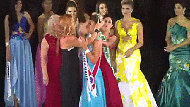 Á hậu lao lên giật vương miện rồi ném xuống đất tại cuộc thi Miss Amazon 2015 vì cho rằng Tân hoa hậu gian lận, mua giải. 