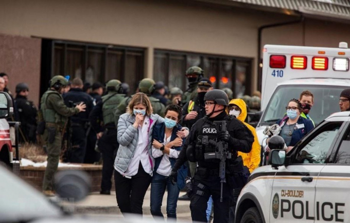 Cảnh sát sơ tán người dân tại hiện trường vụ xả súng ở siêu thị thành phố Boulder, bang Colorado, Mỹ ngày 22/3/2021. (Ảnh: Getty Images/TTXVN)