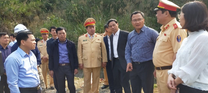 Ông Khuất Việt Hùng, Phó Chủ tịch Ủy ban ATGT Quốc gia tại hiện trường xảy ra vụ tai nạn thương tâm.
