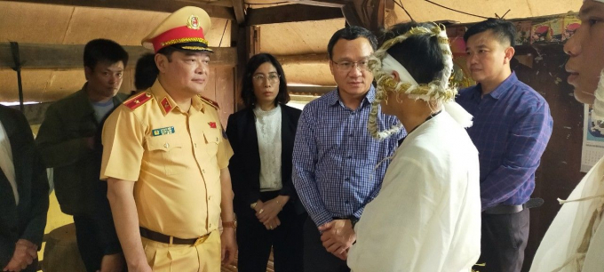 Đoàn công tác thăm hỏi gia đình các nạn nhân tử vong tại xã Trí Nang