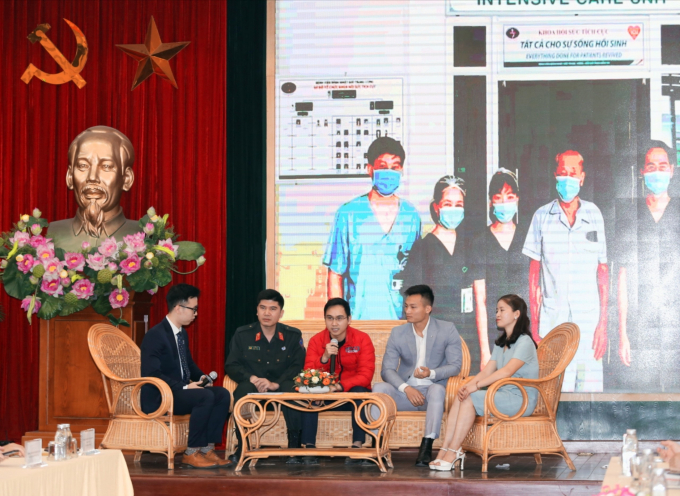 Bác sĩ Phạm Văn Phúc (áo đỏ) chia sẻ tại chương trình Giao lưu - Tọa đàm Gương điển hình tiên tiến do Báo Tuổi trẻ Thủ đô tổ chức.