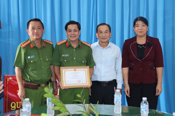 Đại tá Bùi Bé Năm - Phó Giám đốc Công an tỉnh tặng Giấy khen Công an tỉnh cho lãnh đạo Công an huyện Thoại Sơn