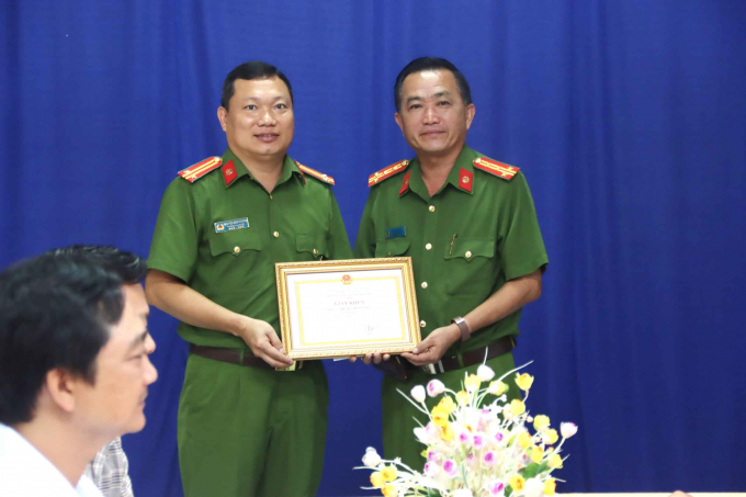 Lãnh đạo Công an huyện thị xã Tân Châu nhận Giấy khen và phần thưởng của Công an tỉnh và UBND thị xã.