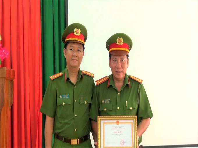 Thượng tá Lê Phú Thạnh, Phó Giám đốc Công an tỉnh trao Giấy khen của Giám đốc Công an tỉnh cho Công an huyện Chợ Mới