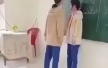 Lại xuất hiện clip học sinh lớp 8 bị đánh "tới tấp" trên bục giảng tại Quảng Trị