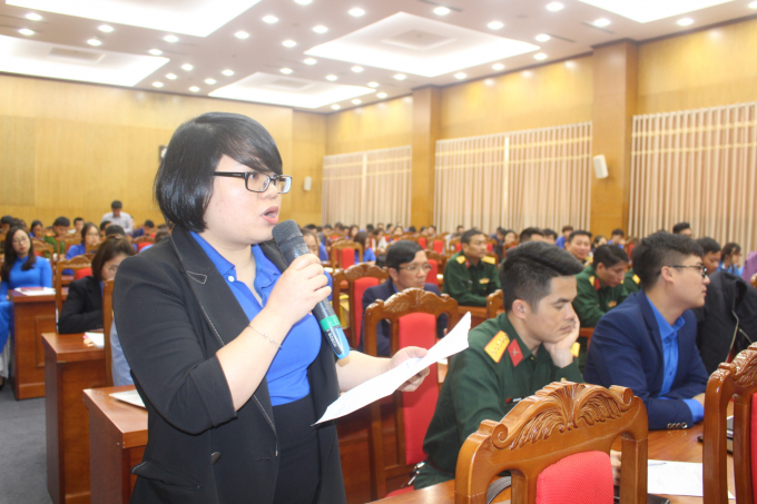 Đồng chí Trịnh Thiên Hương – Phó Chánh Văn phòng Tỉnh đoàn đặt câu hỏi trong chương trình đối thoại
