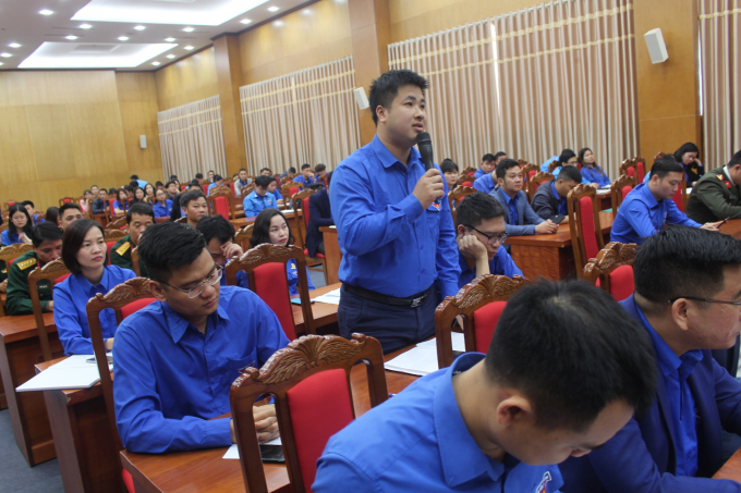 Đồng chí Nguyễn Văn Tùng – Bí thư Huyện đoàn Hiệp Hòa đặt câu hỏi trong chương trình đối thoại
