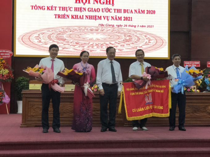 Thượng tướng Nguyễn Văn Thành thứ 3 từ phải sang, trao cờ luân lưu cho các tỉnh