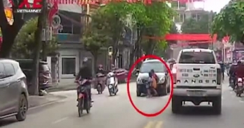 Video: Kinh hoàng hai bé gái sang đường thiếu quan sát bị ô tô "tông" trực diện
