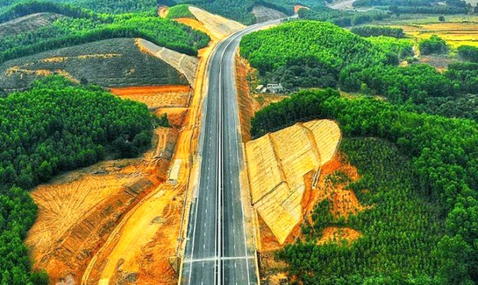 Cao tốc Tân Phú-Bảo Lộc là một trong những đoạn thuộc tuyến cao tốc Dầu Giây-Liên Khương-Đà Lạt có tổng chiều dài 208km với quy mô 4 làn xe.