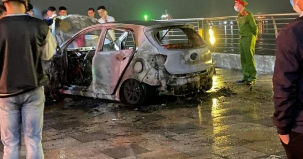 Xe ô tô 5 chỗ bất ngờ bốc cháy ở đường bao biển Quảng Ninh
