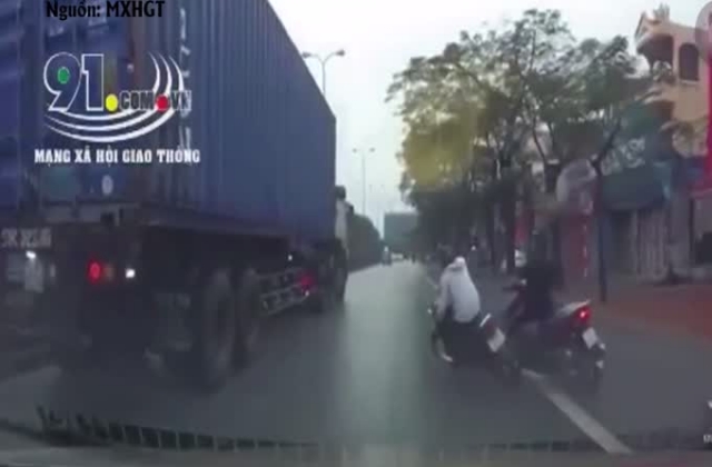 Video: Kinh hoàng cảnh hai thanh niên thoát chết thần kỳ dười gầm container đang chạy
