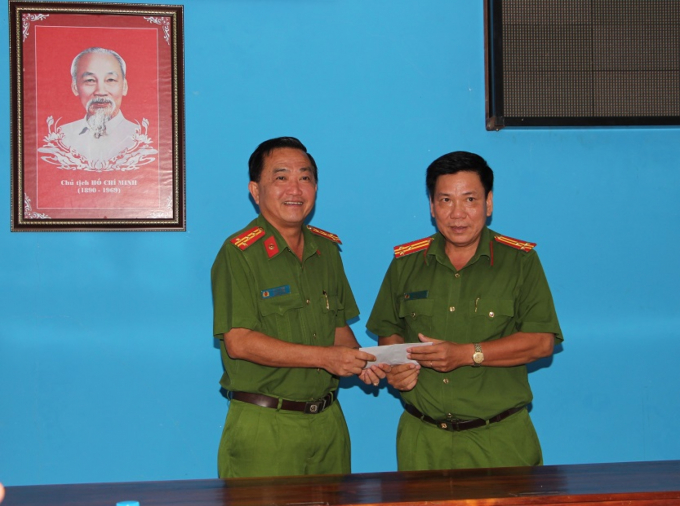 Đại tá Bùi Bé Năm, Phó Giám đốc Công an tỉnh trao thưởng nóng cho đơn vị Công an huyện Chợ Mới
