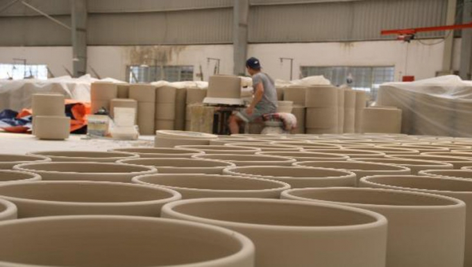 Công nhân đang hoàn thiện các sản phẩm gốm tại làng nghề Tân Hạnh – Biên Hòa.