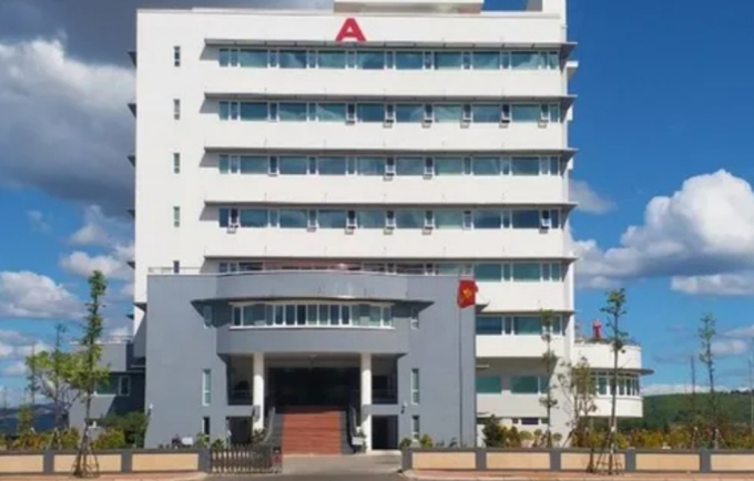 Trụ sở Sở Giáo dục và Đào tạo tỉnh Kon Tum đóng tại Khu hành chính tỉnh Kon Tum.