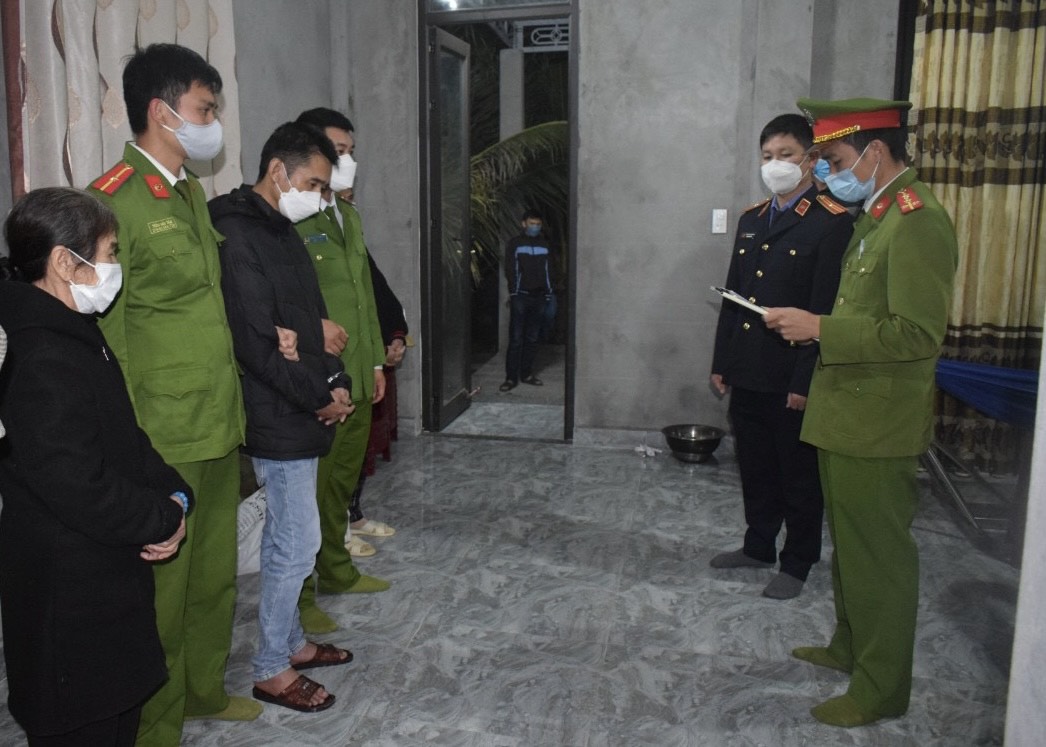 Tống đạt Quyết định khởi tố bị can và Lệnh bắt bị can để tạm giam đối với Trương Hùng Sơn về hành vi Trộm cắp tài sản.