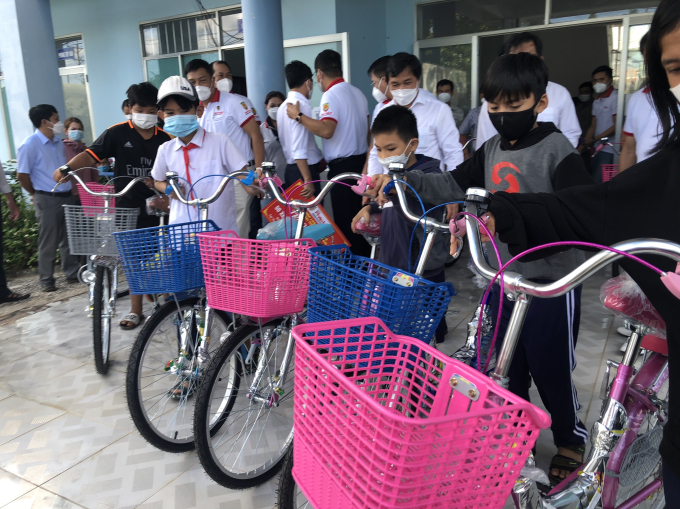 Báo PLVN trao tặng 50 chiếc xe đạp và 500 cuốn tập cho học sinh nghèo tại huyện Xuyên Mộc.