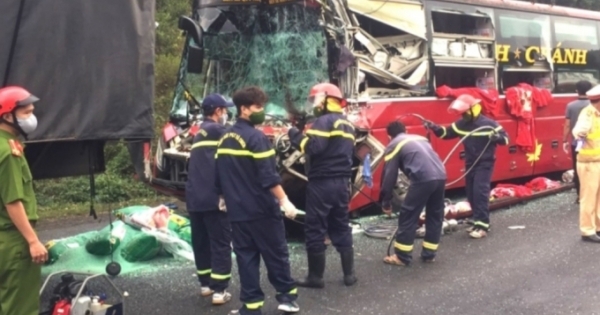 Phú Yên: Xe khách đâm xe đầu kéo, 11 người thương vong