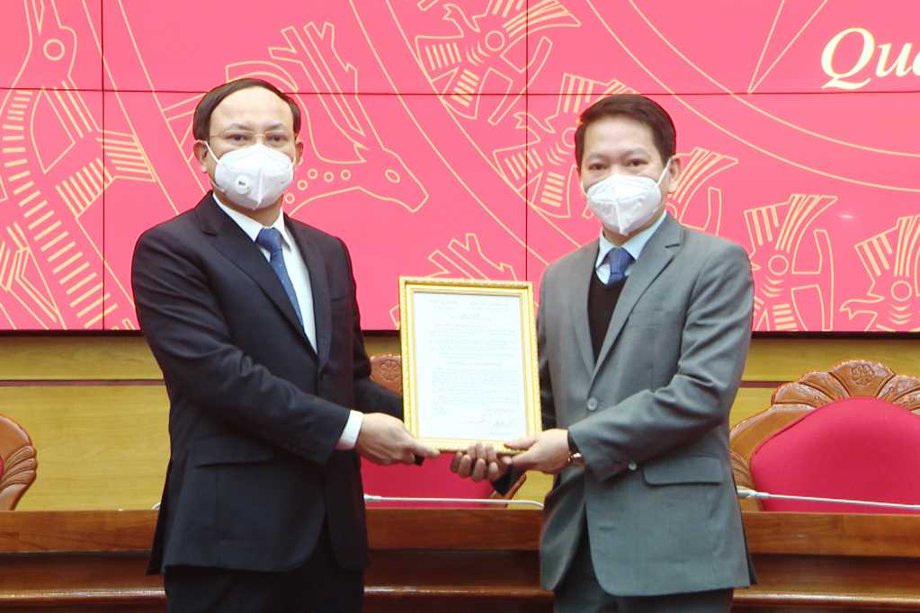 Đồng chí Nguyễn Xuân Ký, Bí thư Tỉnh ủy trao quyết định cho đồng chí Nguyễn Kim Anh, giữ chức vụ Bí thư Huyện ủy Hải Hà.