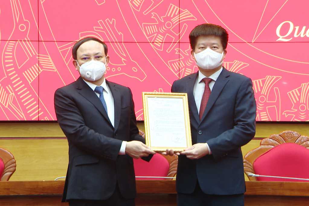 Đồng chí Nguyễn Xuân Ký, Bí thư Tỉnh ủy trao quyết định cho đồng chí Đỗ Ngọc Nam, giữ chức vụ Chủ tịch Hội Nông dân tỉnh.