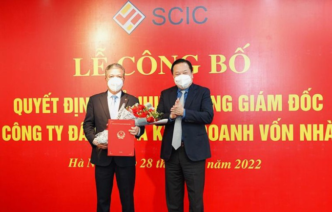 Ông Nguyễn Hoàng Anh - Chủ tịch CMSC trao Quyết định bổ nhiệm chức Tổng Giám đốc SCIC cho ông Nguyễn Quốc Huy (bên trái).