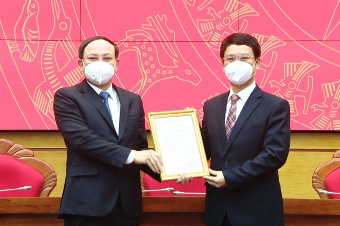 Ông Nguyễn Xuân Ký - Bí thư Tỉnh ủy Quảng Ninh - trao quyết định cho ông Nguyễn Hồng Dương (phải) giữ chức vụ Trưởng Ban Tuyên giáo Tỉnh ủy.