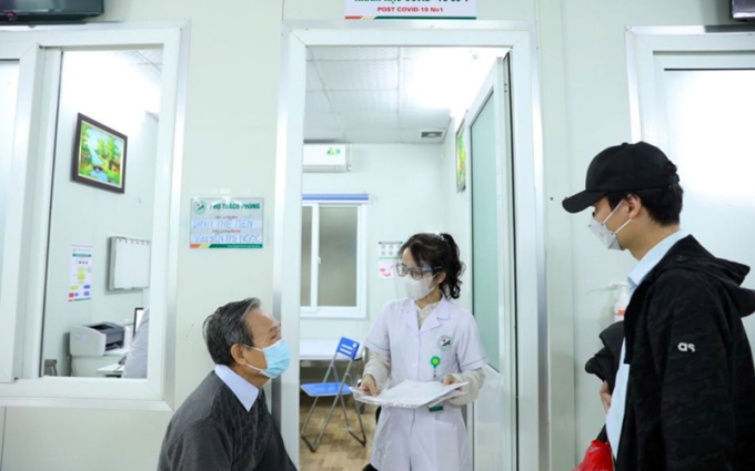 Tư vấn cho bệnh nhân tới khám hậu Covid-19 tại Bệnh viện đa khoa Đức Giang, Hà Nội. (Ảnh BỆNH VIỆN ĐA KHOA ĐỨC GIANG)