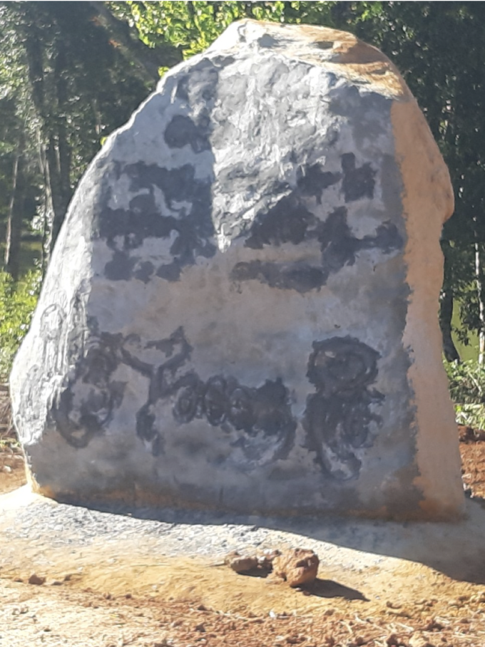 Nét chữ trên tảng đá bị phá hủy tại rừng Măng Đen.