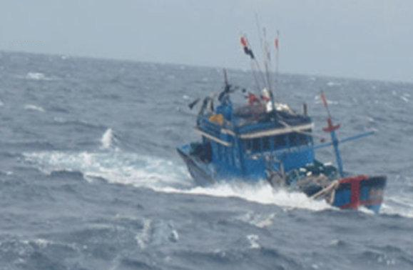 Ninh Bình: Tàu cát đâm chìm tàu đánh cá khiến một người phụ nữ mất tích trên biển