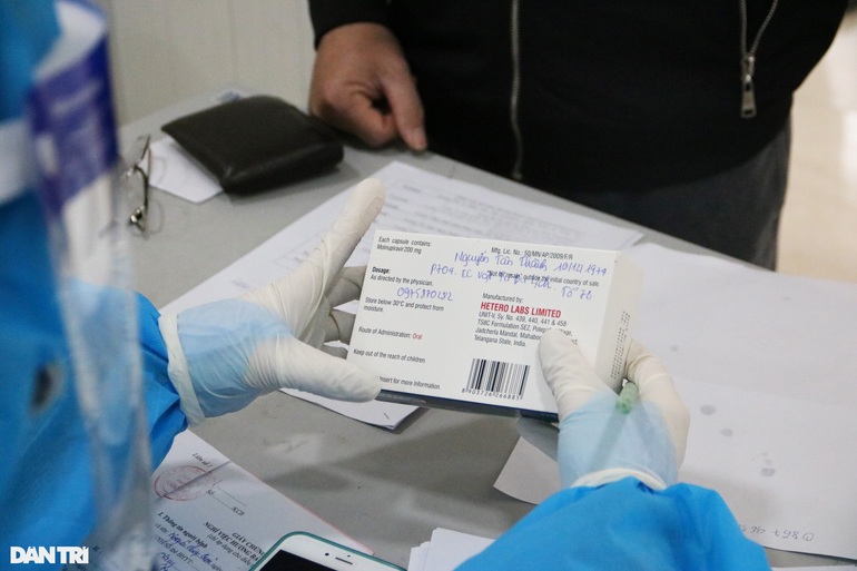Người dân gửi thông tin qua zalo của trạm y tế phường rồi nhận thuốc điều trị Covid-19 (Ảnh: Trần Thanh).