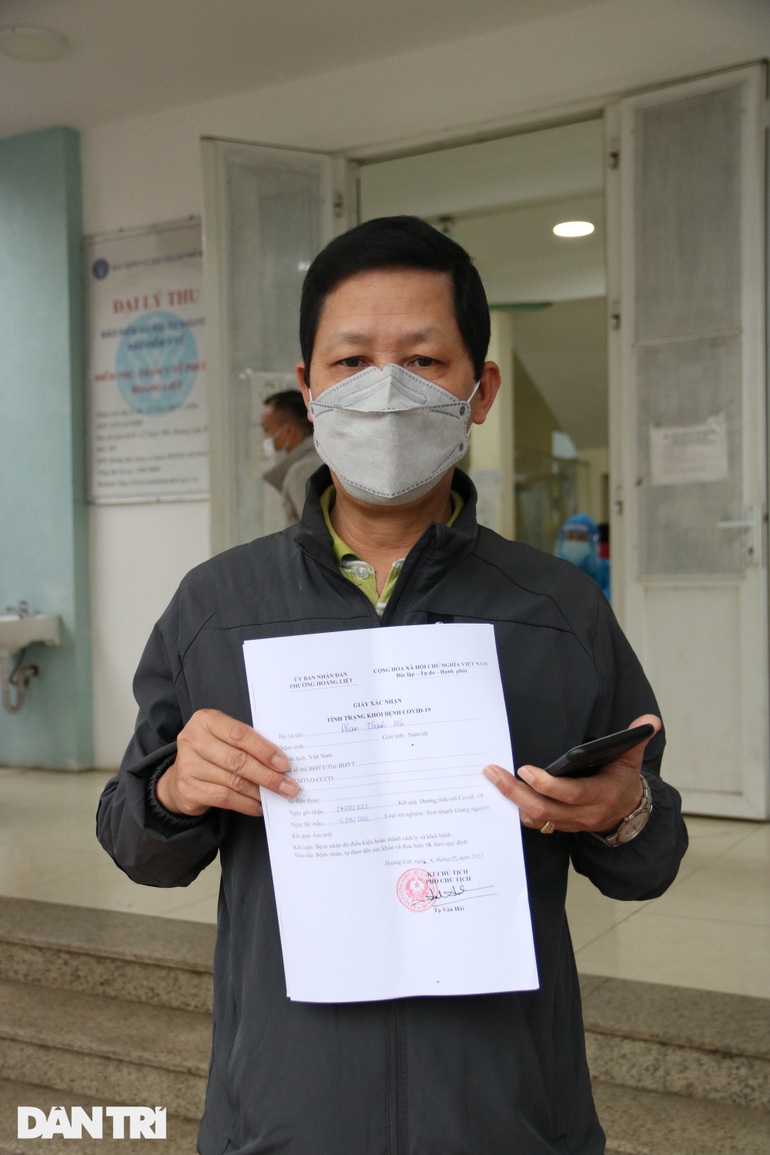 Ông Phạm Thanh Hải cho biết, do công việc gấp nên ông chủ động ra trạm y tế phường để lấy giấy chứng nhận khỏi bệnh (Ảnh: Trần Thanh).
