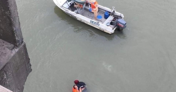 Nam Định: Ba chiến sĩ CSGT đường thủy bị đẩy ngã xuống dòng sông chảy xiết